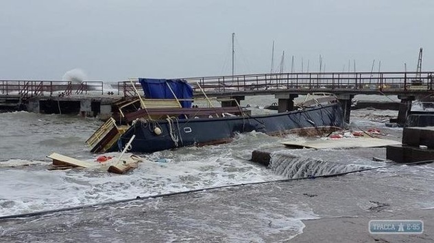 Під час шторму в Одесі затонула турецька шхуна 