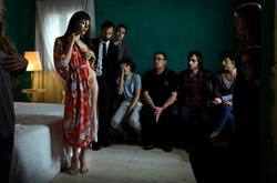 Фотограф показал,  как девушки выставляют себя напоказ в соцсетях 