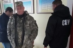 СБУ затримала військових, які продавали право служити за контрактом 