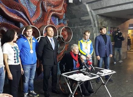 На станції метро «Олімпійська» відкрили фотовиставку, присвячену паралімпіцям