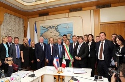  Делегація депутатів регіональних парламентів Італії, відвідуючи анексований Росією Крим, назвали півострів російським, а також закликали скасувати санкції проти РФ 