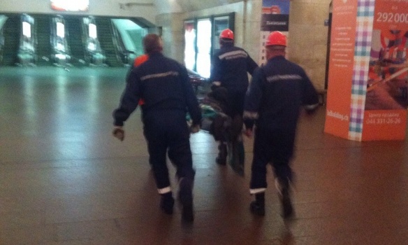 Рятувальники розповіли подробиці інциденту з падінням людини під потяг на «Майдані Незалежності»