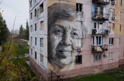  Готовий портрет. Робота ван Хелтена стала дивиною для міста. Коли він покинув Авдіївку, місцеві жителі потроху стали збиратися навколо муралу та фотографувати роботу 