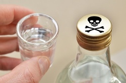 Українців масово вбиває підроблена горілка: як не стати жертвою