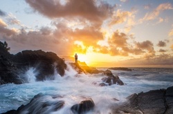  Песчинка в огромном мире: крошечный человек на фоне грандиозных пейзажей 