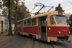 На вулиці Кирилівській зійшов з рейок трамвай