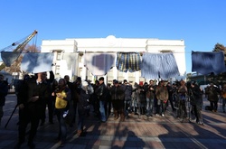 Під Радою активісти порівняли чиновників із трусами