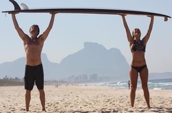 Пара из Бразилии покорила сеть акробатическими трюками на одной доске для сёрфинга 