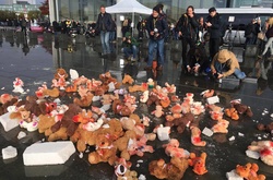 Німці зустрічають Путіна із закривавленими ведмежатами