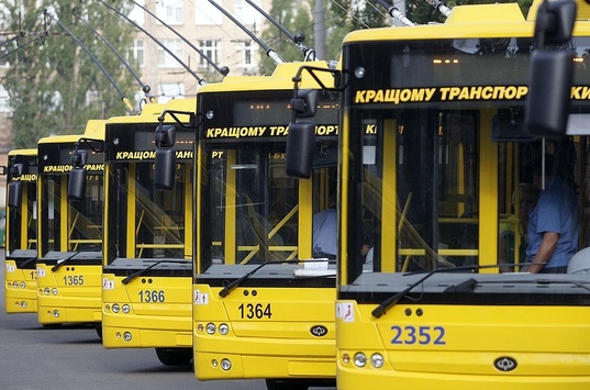 На час проведення футбольного матчу на НСК «Олімпійський» буде змінено роботу громадського транспорту