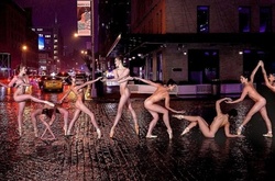 Сотни балерин по всему миру разделись для грандиозной фотосессии