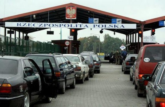 На кордоні з Польщею застрягли майже 700 автівок 