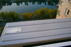 У Дарницькому районі грабіжники на очах жертви вдерлись до квартири через балкон