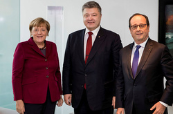 Канцлер Німеччини Ангела Меркель, президент України Петро Порошенко і президент Франції Франсуа Олланд