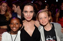 Бывшая няня Анджелины Джоли уверена, что актриса повторяет ошибки своей мамы