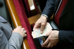 Обранці пропонують суттєво підняти собі оплату праці