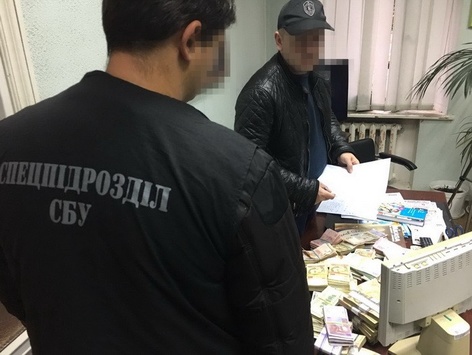 На Одещині чиновник вимагав від підприємця хабар у 20 тис. дол