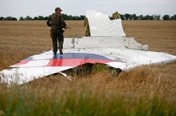  Бойовик на уламках MH17 