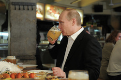 Путін прилетів до Берліну на чотирьох літаках та зі своїм пивом