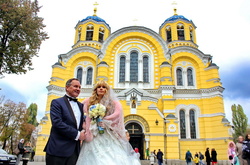 Мэр Глухова рассказал, почему с невестой катался на розовом лимузине