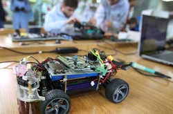 Як у Львові автомобілі-роботи змагалися. Фоторепортаж