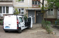 Столичні правоохоронці розшукують зловмисника, який пограбував квартиру на очах у жінки-інваліда