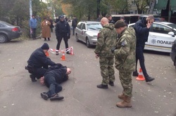 У Києві чоловік з пістолетом напав на патрульних (ФОТО)