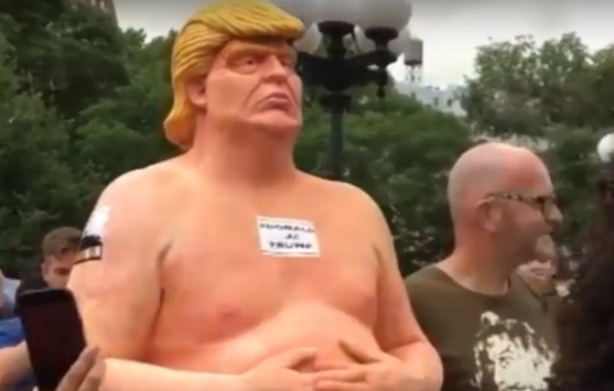 Статуя оголеного Дональда Трампа пішла з молотка у США
