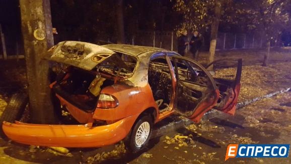 У Києві автівка врізалася в стовп і вибухнула