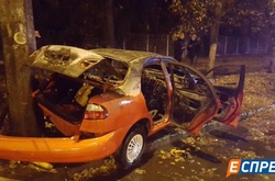 У Києві автівка врізалася в стовп і вибухнула