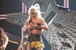 Конфуз во время концерта: Бритни Спирс чуть не потеряла бюстгальтер во время выступения