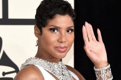  Тони Брэкстон вышла на сцену с монитором сердечного ритма на груди