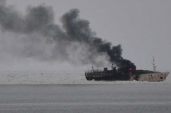 У Тихому океані горить корабель з людьми на борту 