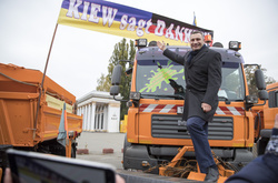 Кличко показав свою снігоприбиральну армію. Фоторепортаж з виставки