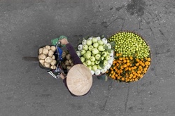 Потрясающий вид сверху: фотограф запечатлела уличных торговцев с моста