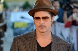 Против 52-летнего Брэда Питта продлили расследование