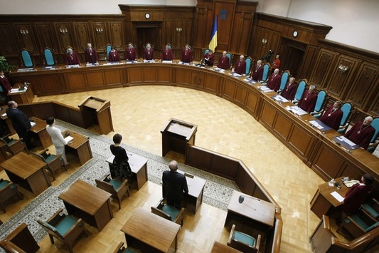 Конституційний суд розгляне правомірність закону про люстрацію