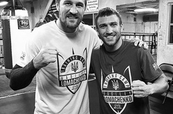 Російський чемпіон світу з боксу надягнув футболку з гербом України