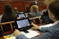 Інцидент у Київраді: на сесії проголосувала стороння людина