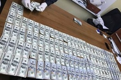 Слідчому ГПУ намагались дати хабар за закриття справи, - Луценко