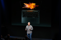 Apple презентувала новий MacBook Pro: екран замість кнопок і сканер для відбитків