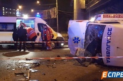 У Києві перекинулася машина швидкої допомоги: 4 постраждалих, 1 загиблий