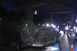 ДТП в Гідропарку: автомобіль врізався в стовп і пролетів кілька метрів