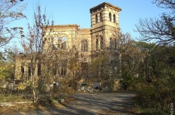 Тепер на місці Дачі Дока розвалини