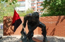 На Подолі прибрали пам'ятник «Брила - зброя пролетаріату»