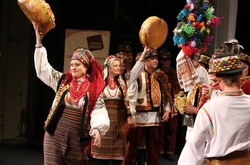 Неймовірне «Гуцульське весілля» на сцені. Фотогалерея