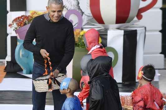 Хэллоуин в Белом доме: Барак и Мишель Обама станцевали под Майкла Джексона