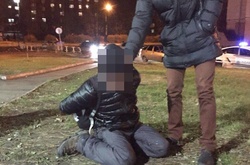 У Полтаві місцеві жителі затримали чоловіка, який влаштував на вулиці різанину