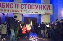 У Чернігові Лободу зустріли «коридором ганьби»