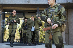 Ватажок бойовиків Захарченко з охоронцями